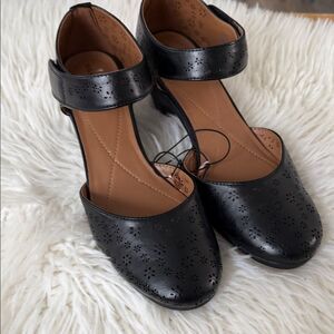 Easy Spirit Black Perforated Size 8.5 NWOT